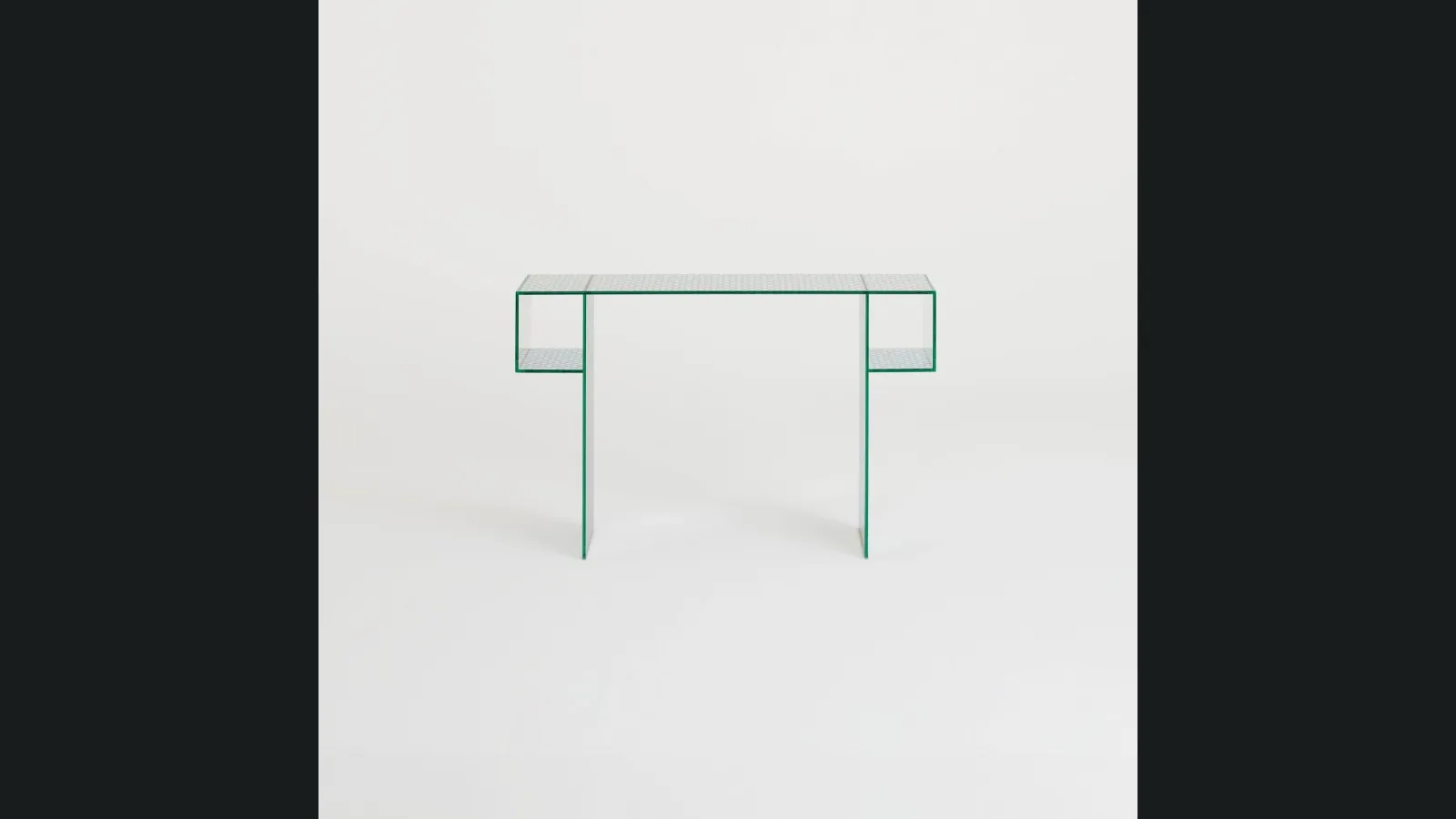 Mobile ingresso Robotin realizzato in cristallo specchiante con pattern decorativo a bolli trasparenti di Glas Italia