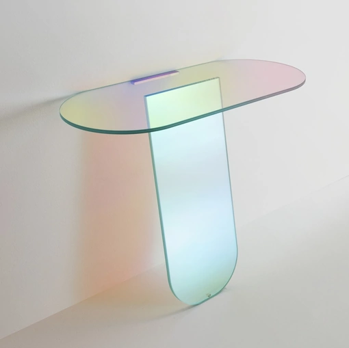 Mobile ingresso Shimmer in cristallo con una speciale finitura multicromatica cangiante di Glas Italia