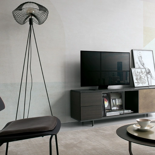 Mobile Porta Tv con ante in rovere affumicato e laccato metallo ottone e top in marmo nero Atelier configurazione 03 di Extendo