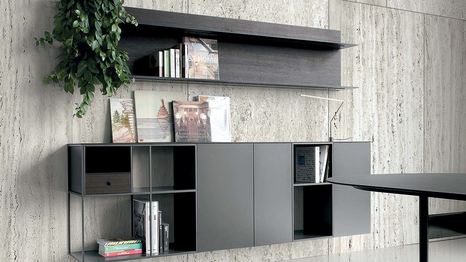 Parete Attrezzata in HPL e vetro laccato antracite con boiserie in HPL rovere affumicato Atelier configurazione 05 di Extendo