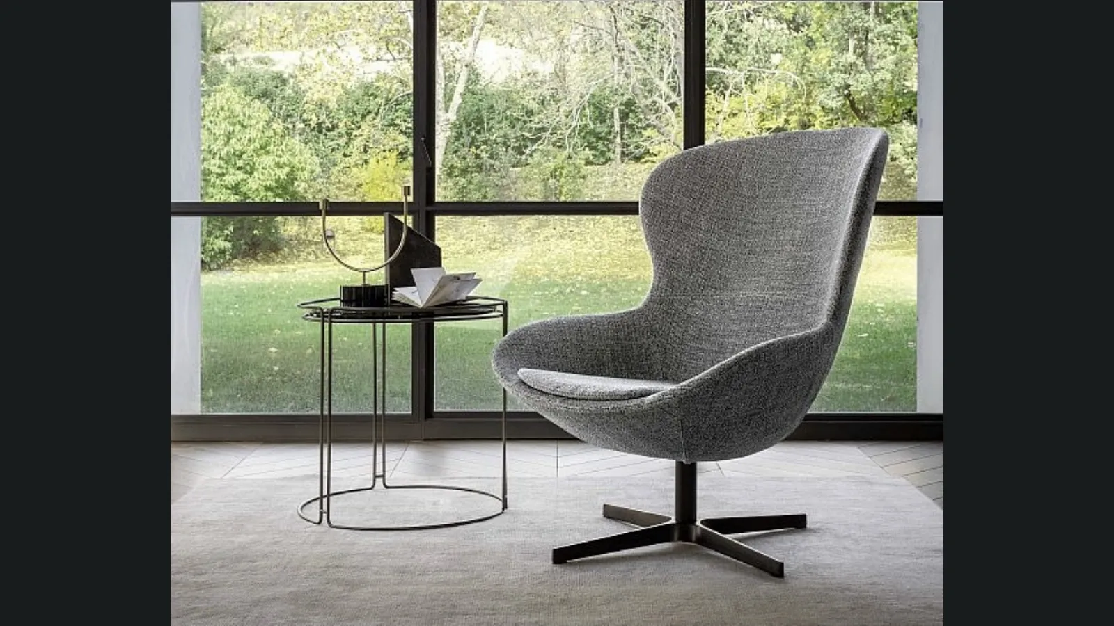 Poltrona dalle forme avvolgenti Round in tessuto di Ditre Italia