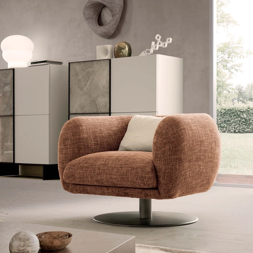 Poltrona Bali in tessuto imbottito con gamba centrale in metallo di Presotto