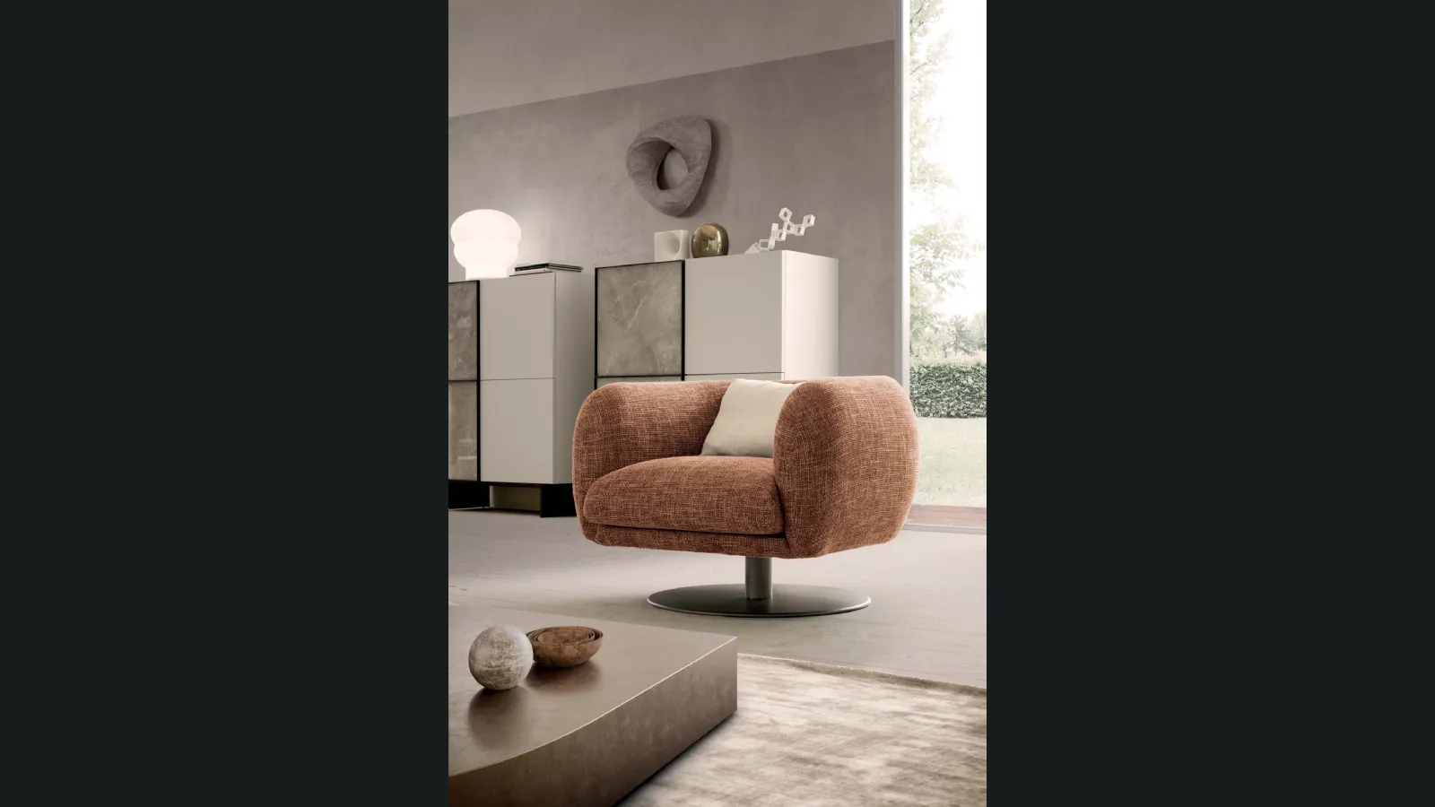 Poltrona Bali in tessuto imbottito con gamba centrale in metallo di Presotto