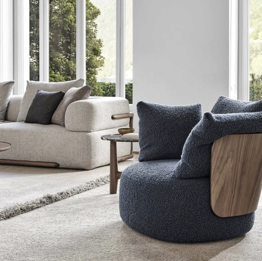 Poltrona Calin in tessuto imbottito e legno di Porada