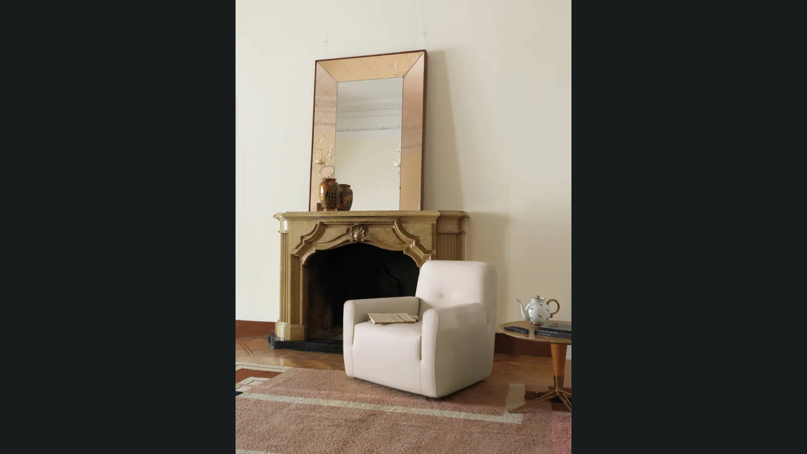 Poltrona in pelle con struttura in legno Clubina di Estel