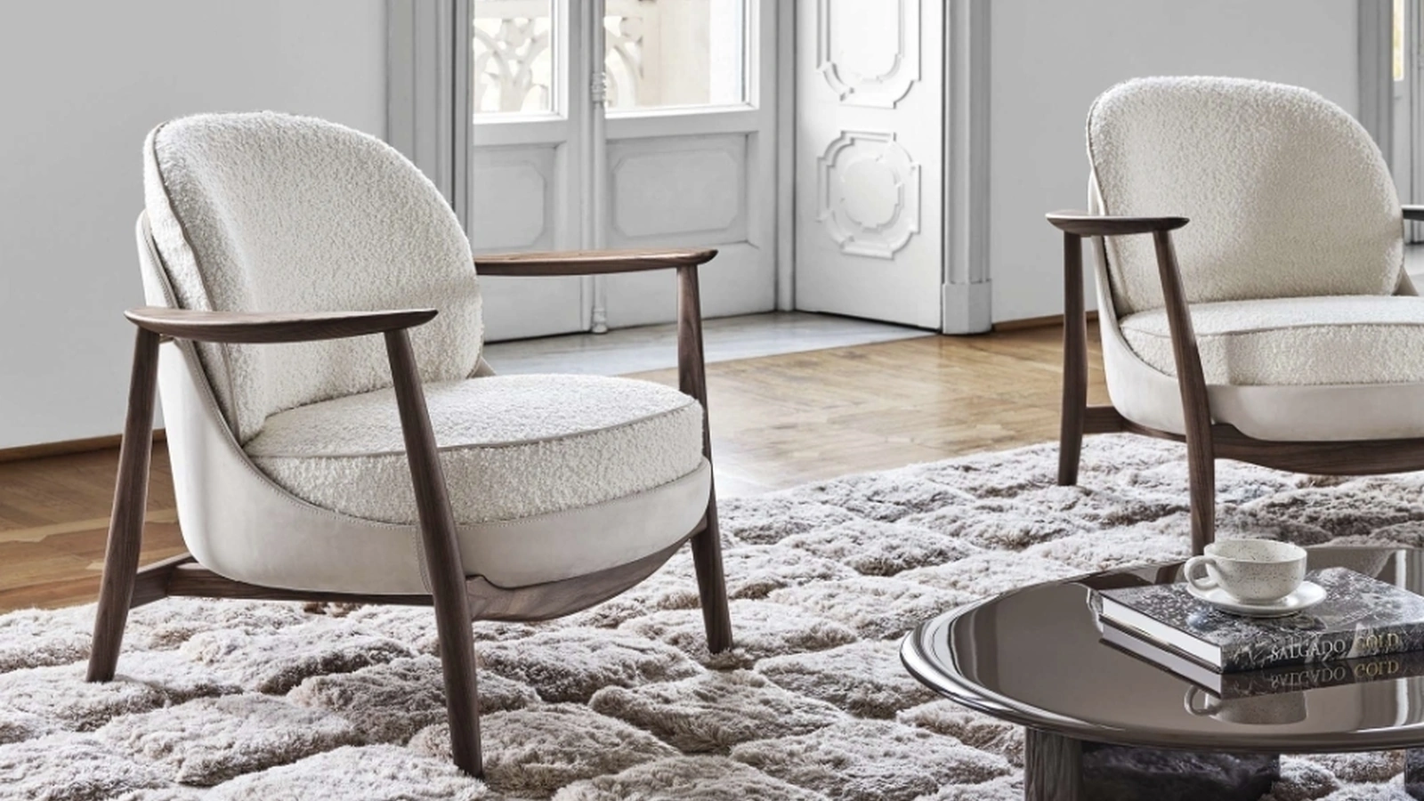 Poltroncina Ginkgo XL in tessuto e pelle di Porada