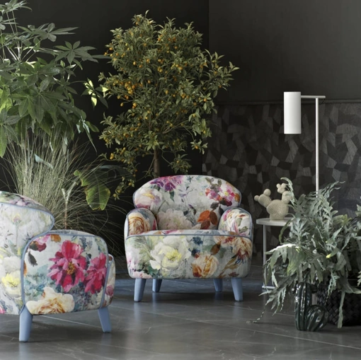 Poltroncina in tessuto con piedini in legno rivestiti Polpetta di Estel