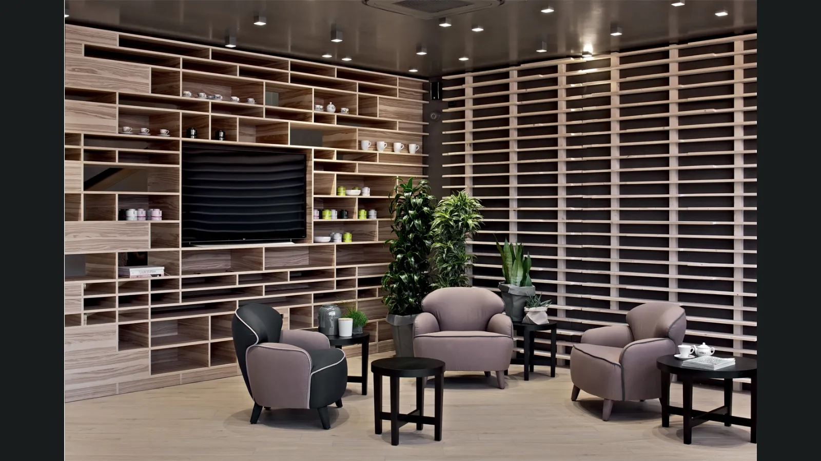 Poltroncina in tessuto con piedini in legno rivestiti Polpetta di Estel