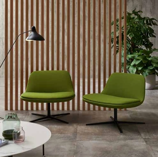 Poltroncina con base girevole in metallo e seduta in tessuto dal disegno morbido e arrotondato e dal sapore retrò Shell Lounge di Estel