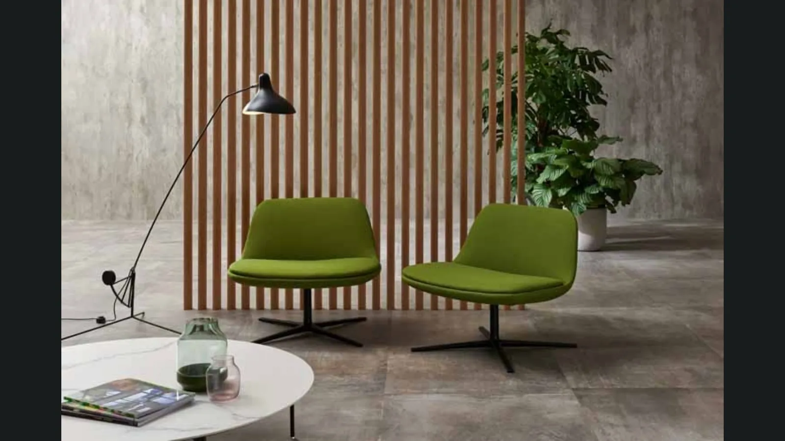 Poltroncina con base girevole in metallo e seduta in tessuto dal disegno morbido e arrotondato e dal sapore retrò Shell Lounge di Estel