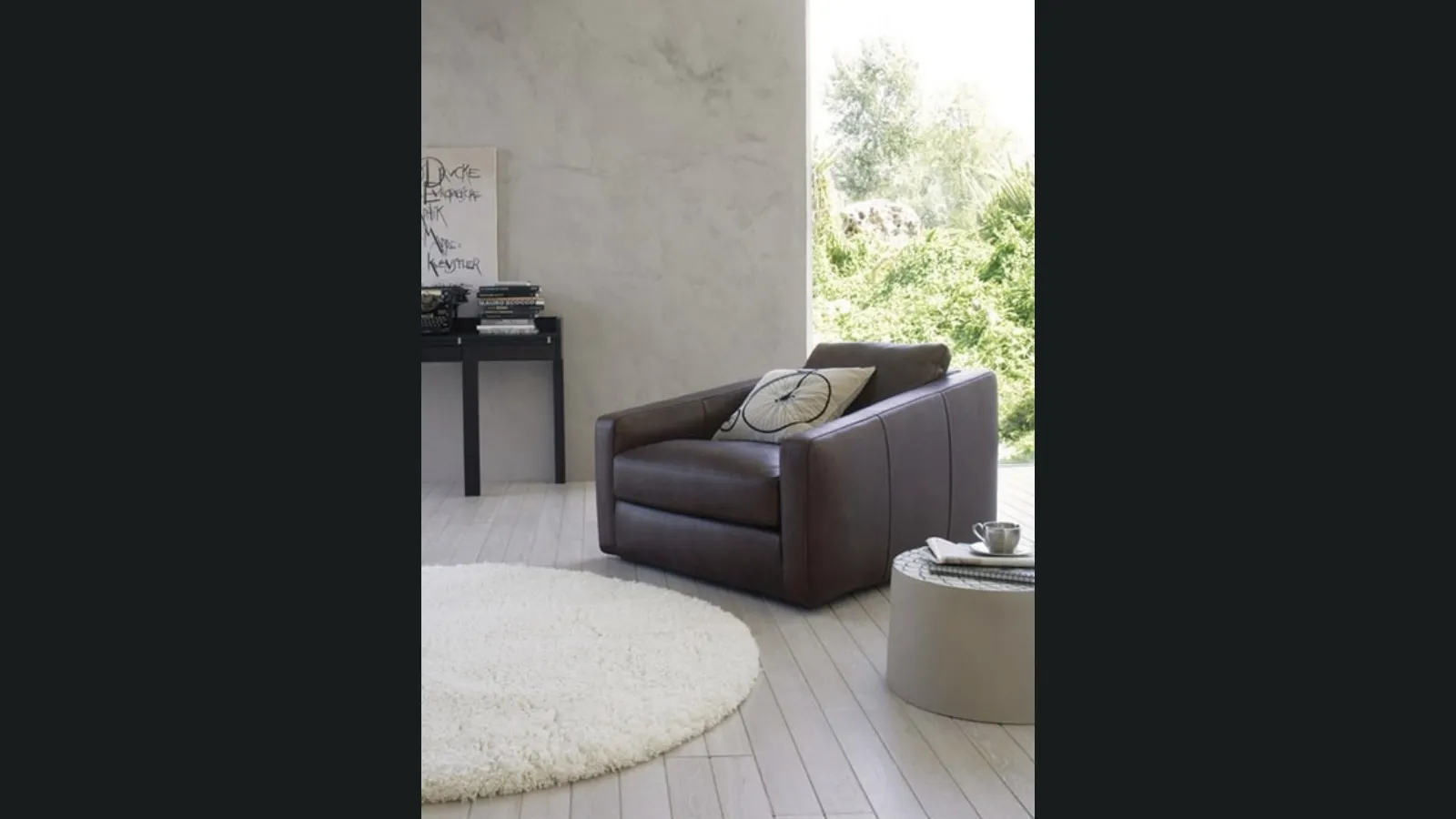 Poltrona in pelle dalla seduta morbida e profonda Tobias di Estel