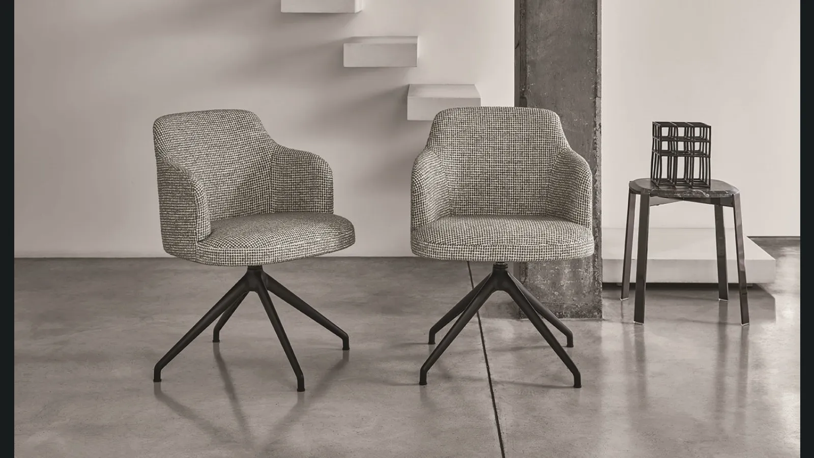 Sedia con braccioli Abby in versione base girevole di Porada