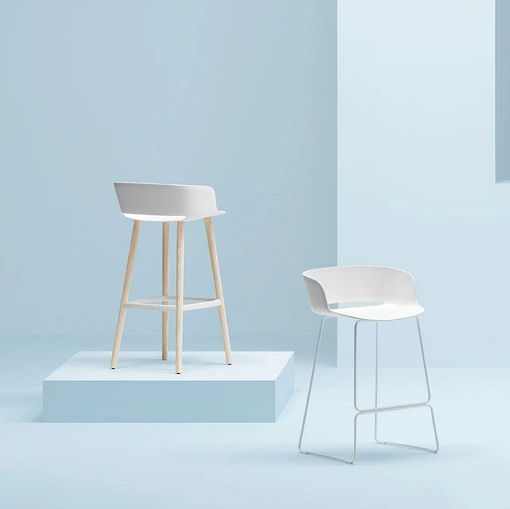 Sgabello Babila SG L in polipropilene con gambe in legno di Sedie Brianza