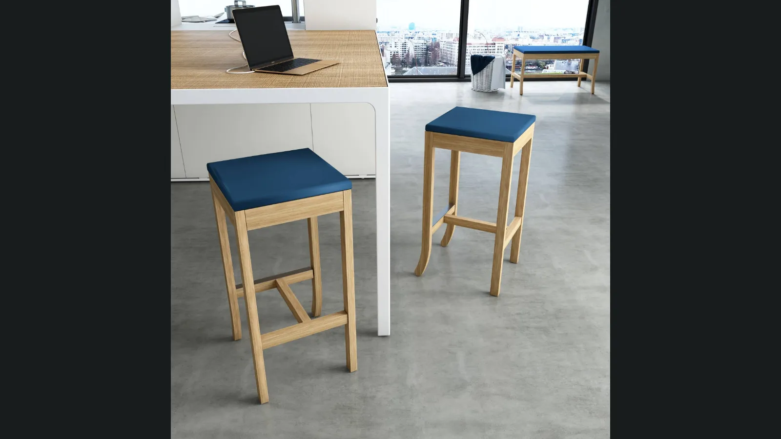 Sgabello in legno con seduta in tessuto Big Jim di Estel