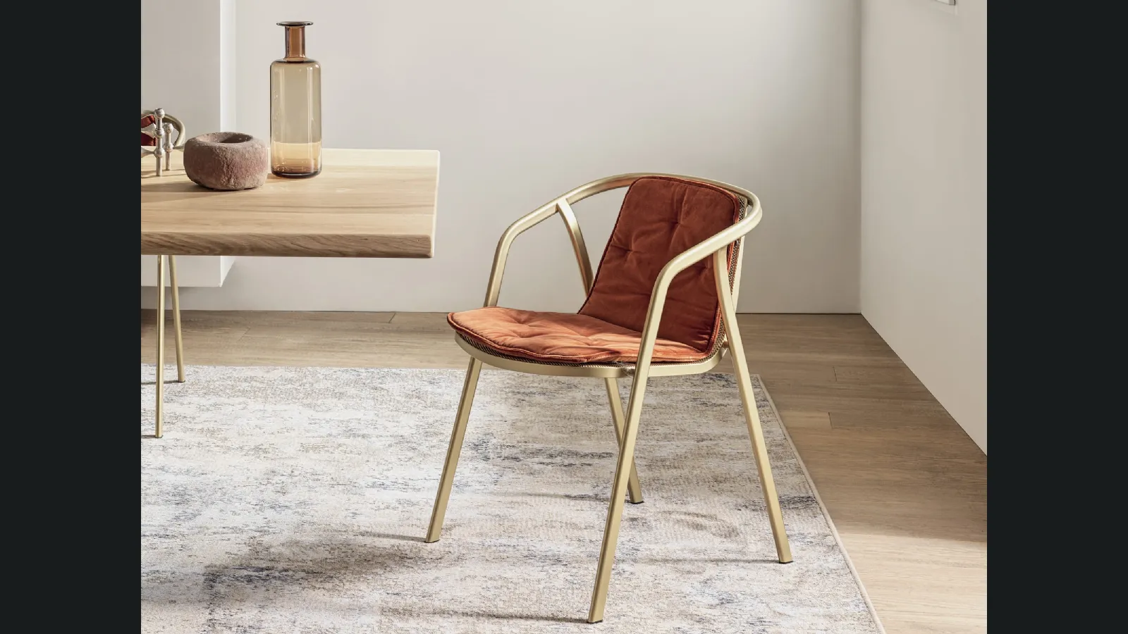 Sedia Ines in acciaio laccato e tessuto di Bontempi