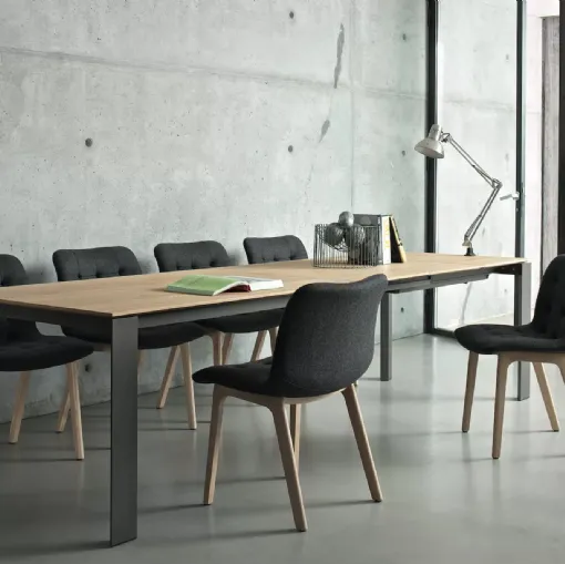 Sedia Kuga in tessuto imbottito e trapuntato con base in legno di Bontempi