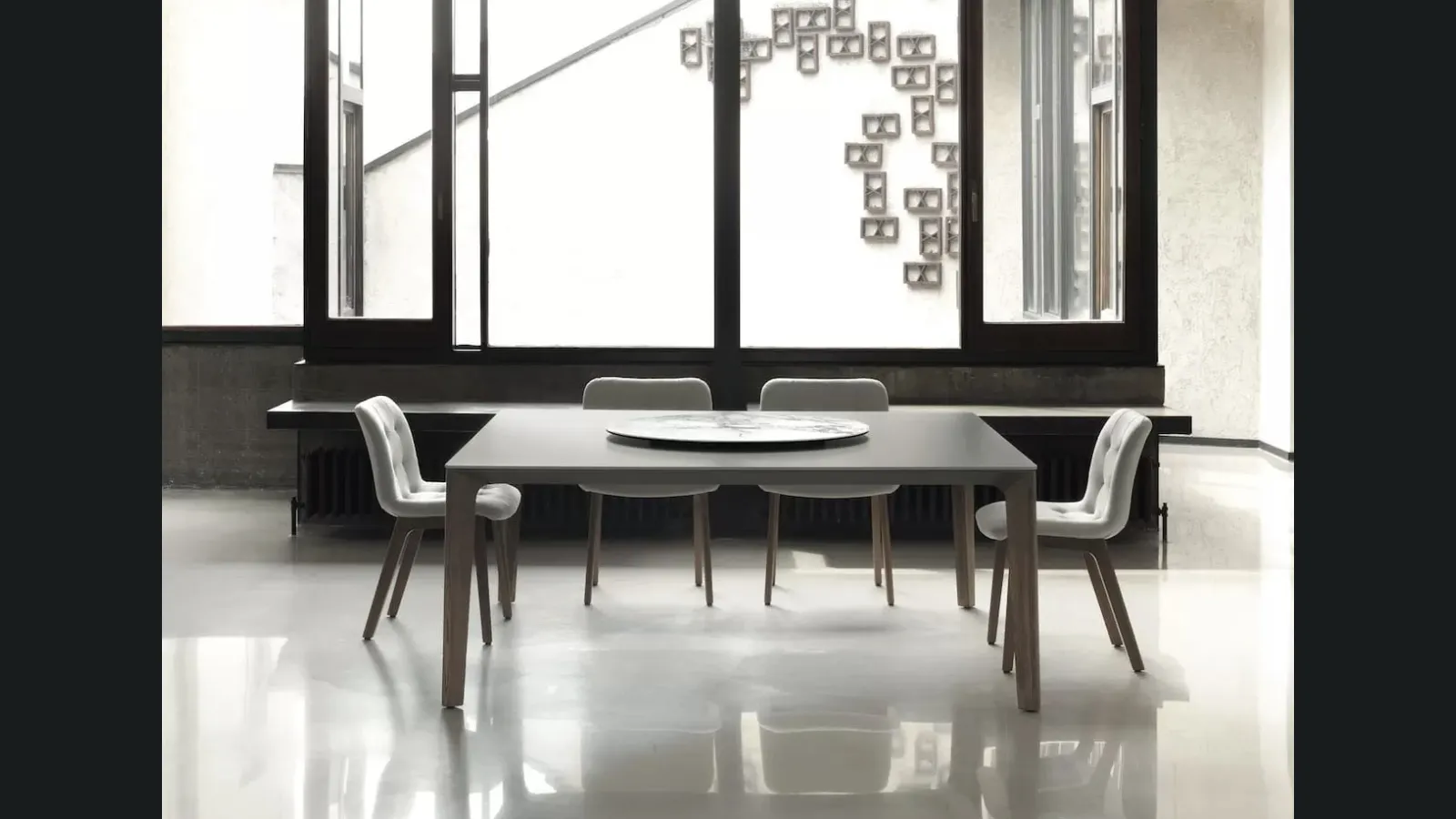 Sedia Kuga in tessuto imbottito e trapuntato con base in legno di Bontempi