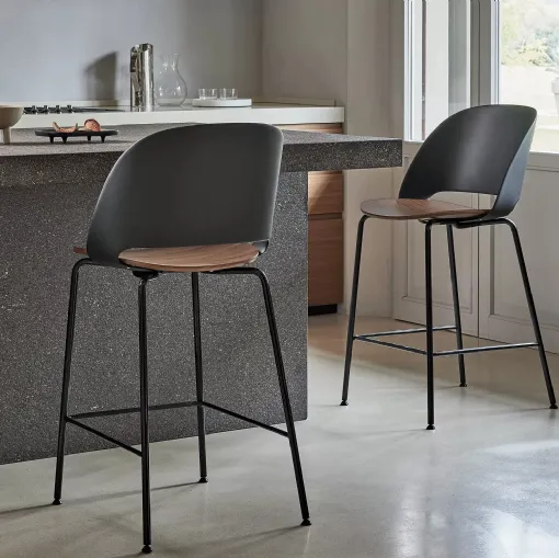 Sgabello Polo in polipropilene e legno con gambe in metallo di Bontempi