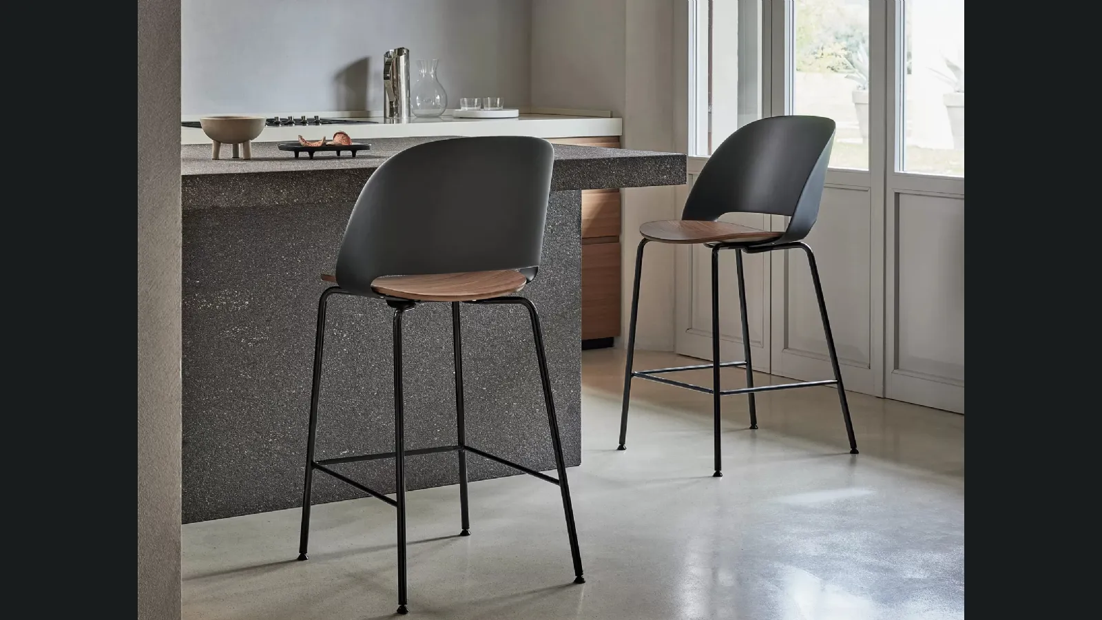 Sgabello Polo in polipropilene e legno con gambe in metallo di Bontempi