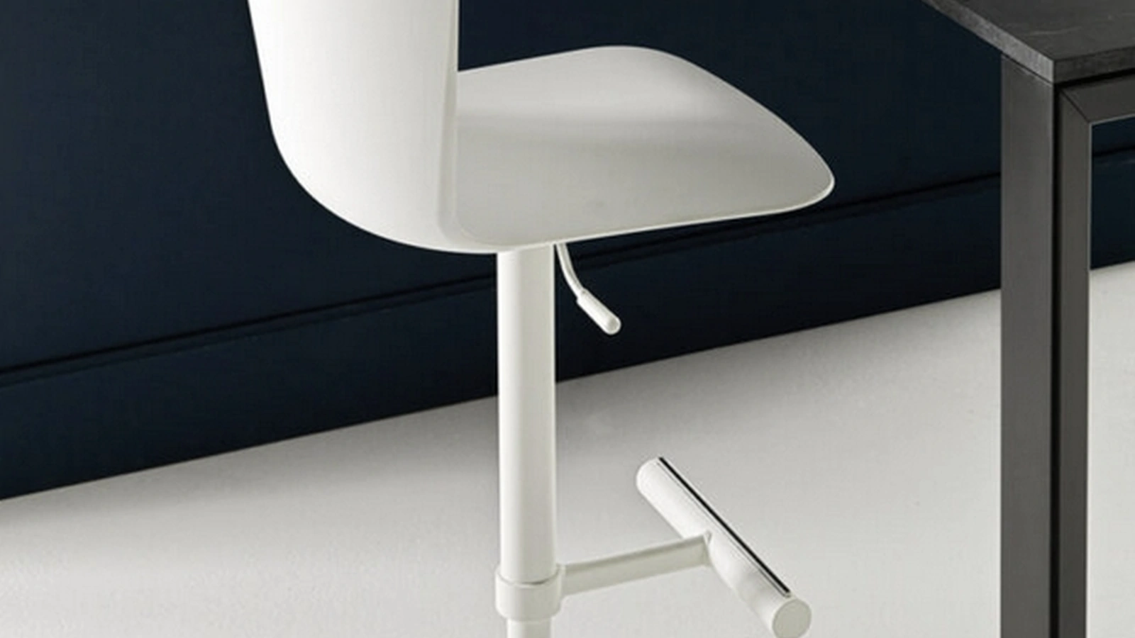 Sgabello Calla SG in polipropilene con seduta regolabile in altezza di Sedie Brianza