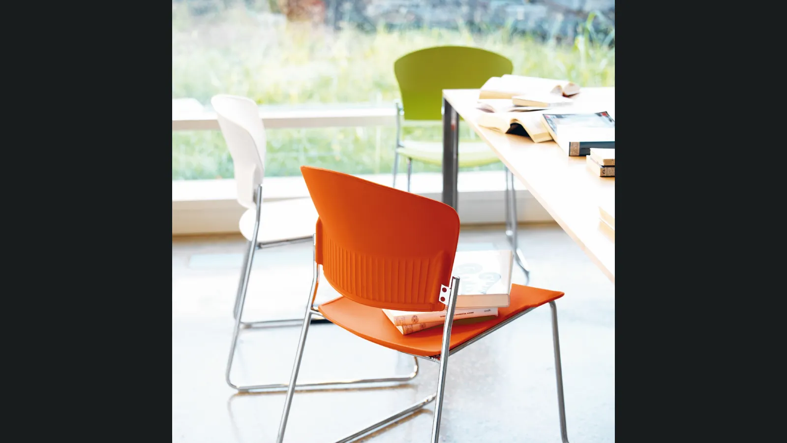 Sedia versatile e moderna in plastica colorata Cameo di Estel