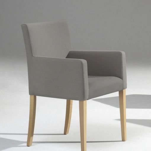 Sedia Candy con braccioli in tessuto con gambe in legno di Sedie Brianza