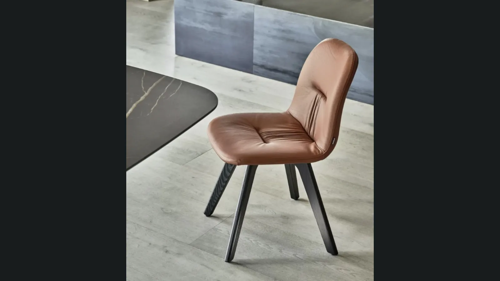 Sedia Chantal in pelle con base in legno massello di Bontempi