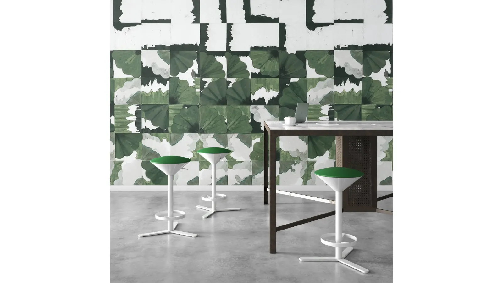 Sgabello con seduta in tessuto dal colore vivace e struttura in metallo verniciato bianco di Estel