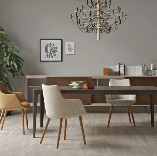 Sedia con braccioli in tessuto e struttura in legno Divina di Estel