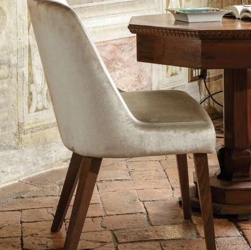 Sedia Eloise in velluto imbottito con gambe in legno di Sedie Brianza
