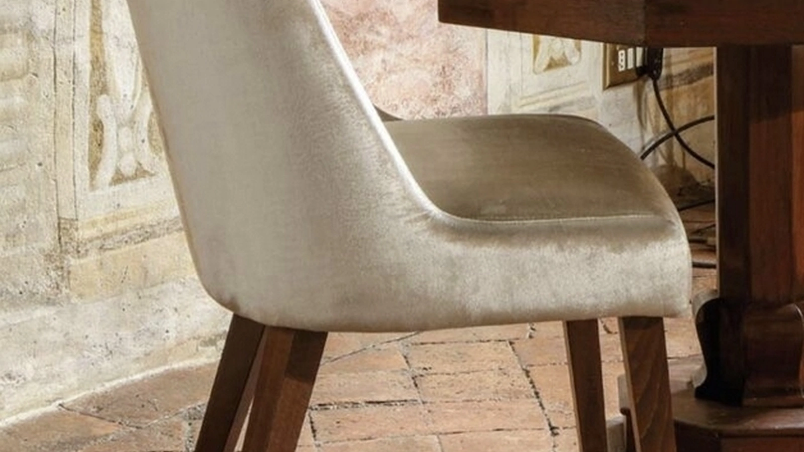 Sedia Eloise in velluto imbottito con gambe in legno di Sedie Brianza