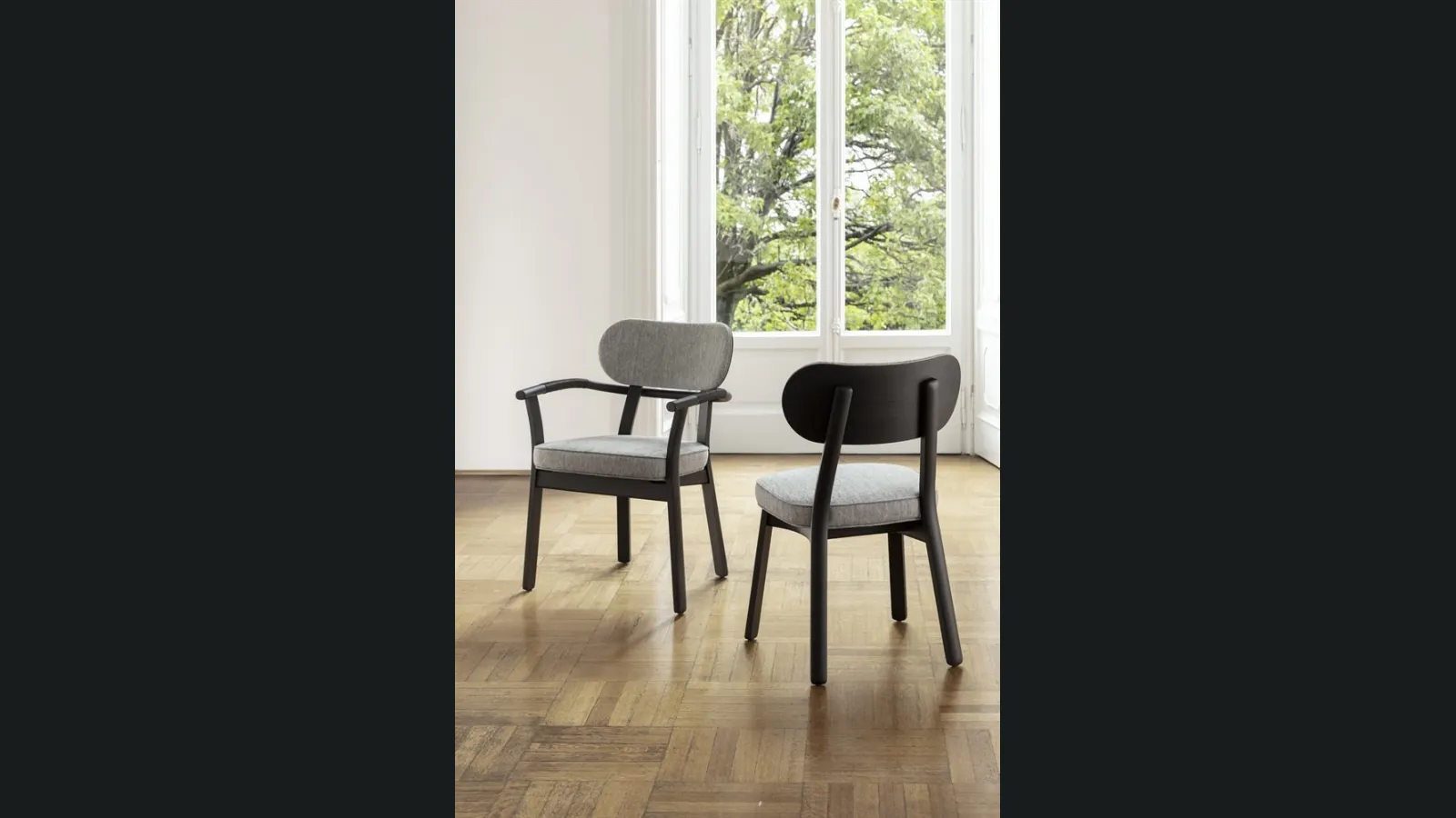 Sedia con o senza braccioli Evelin con struttura in massello di frassino e rivestimento in tessuto di Porada