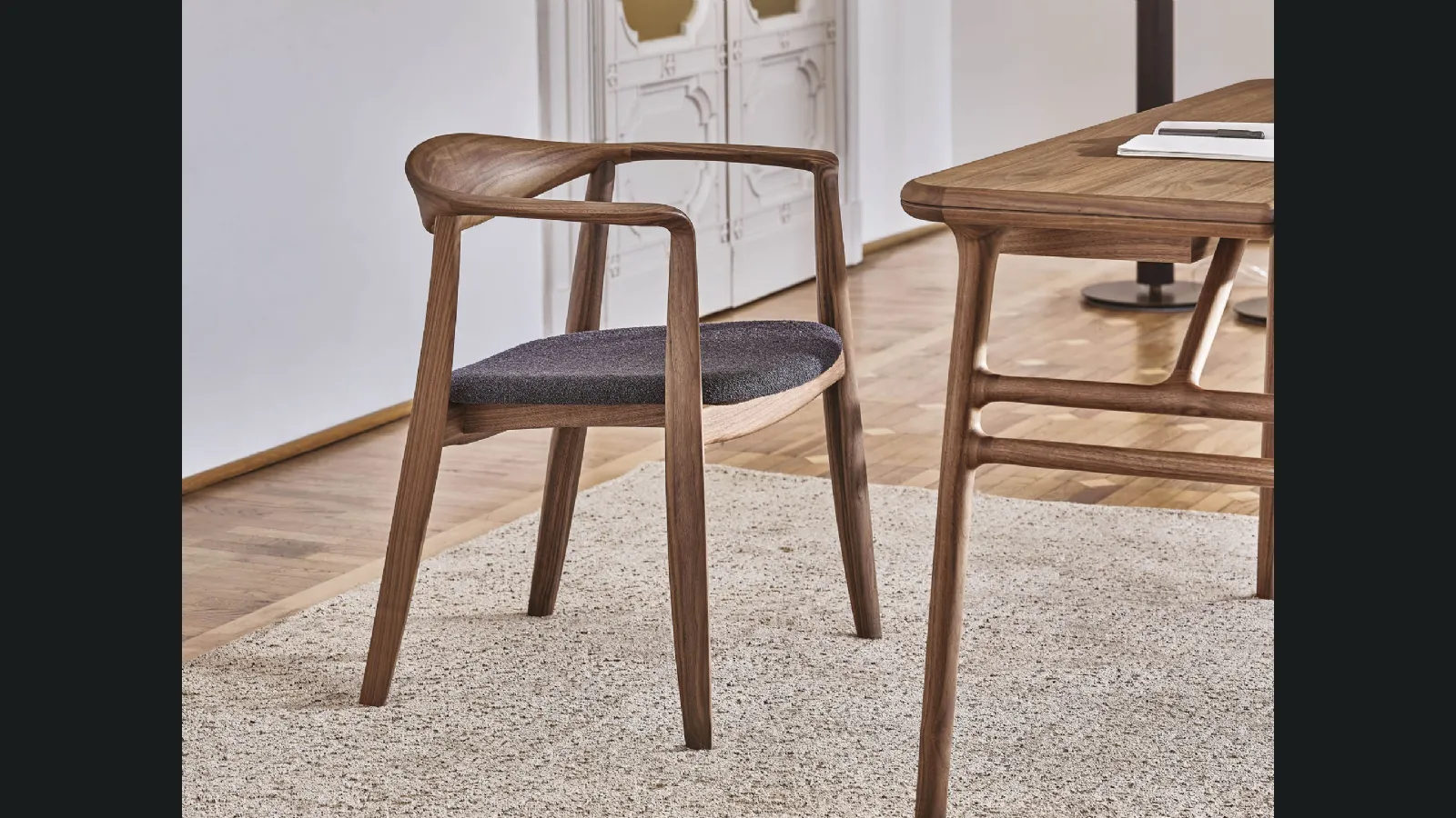 Sedia Frida in legno con seduta imbottita di Porada