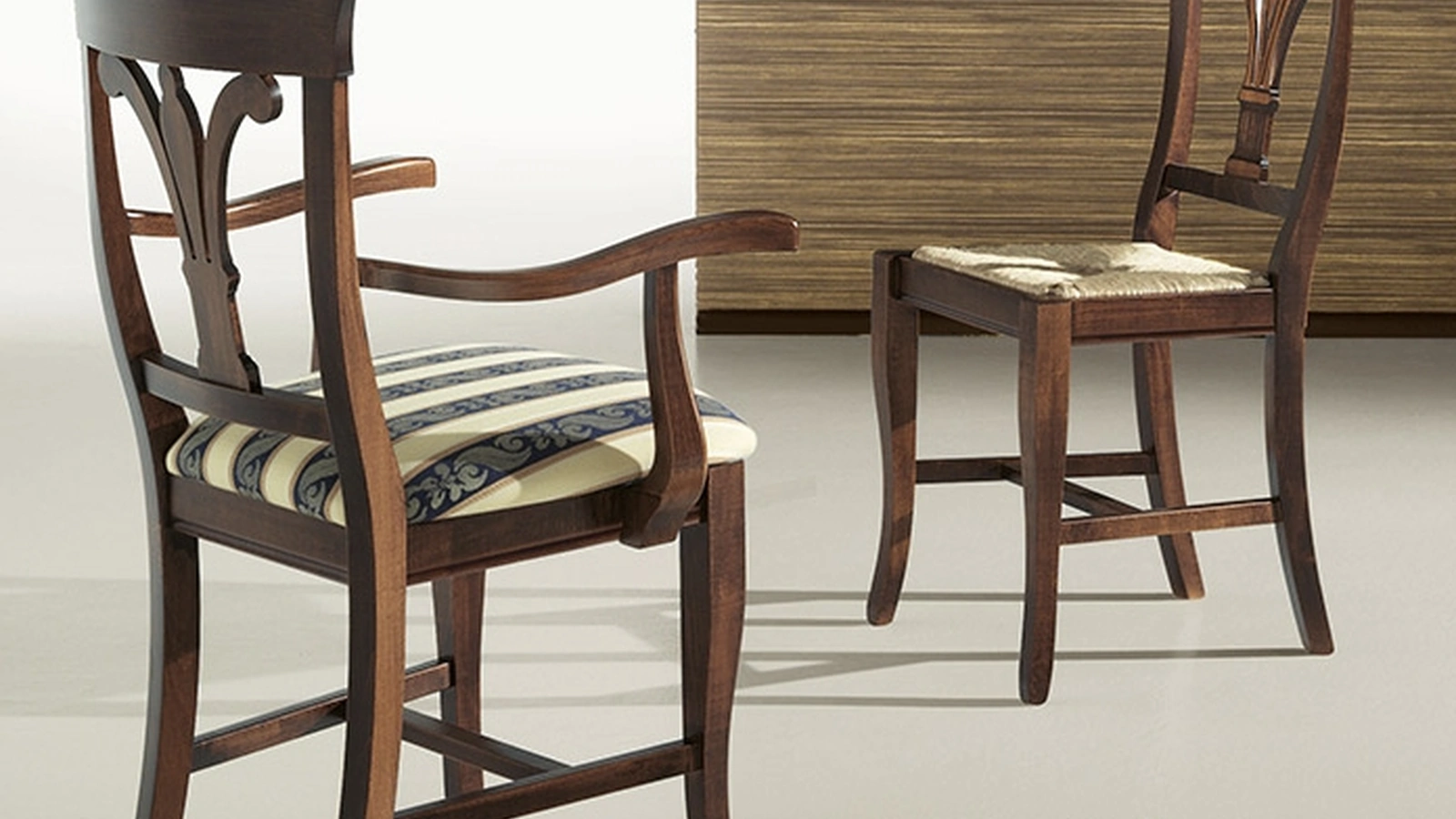 Sedia classica in legno con braccioli e seduta in tessuto imbottito e con seduta impagliata e senza braccioli  Giglio di Sedie Brianza