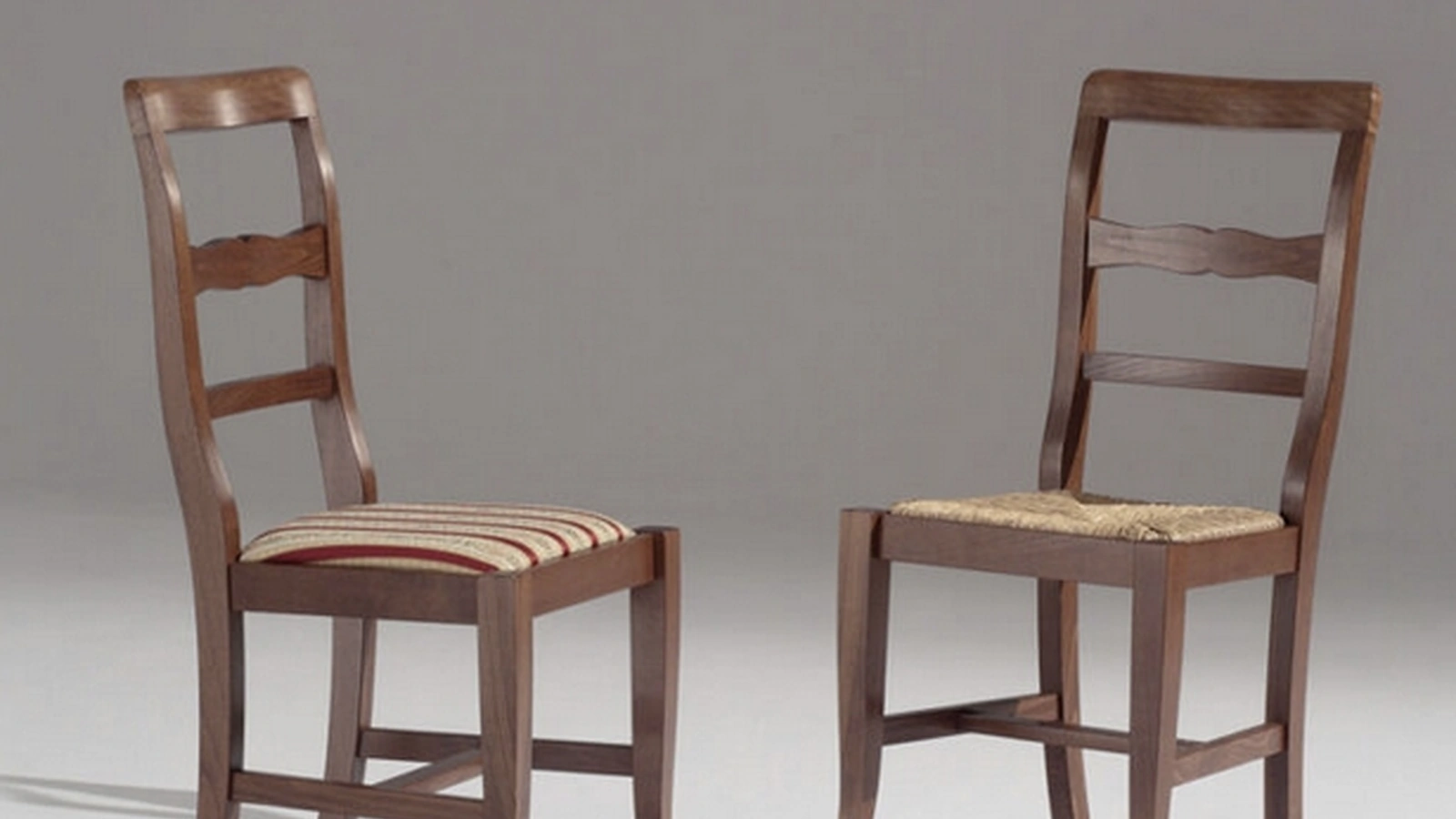 Sedia classica Iris in legno con seduta in tessuto imbottito o impagliata di Sedie Brianza