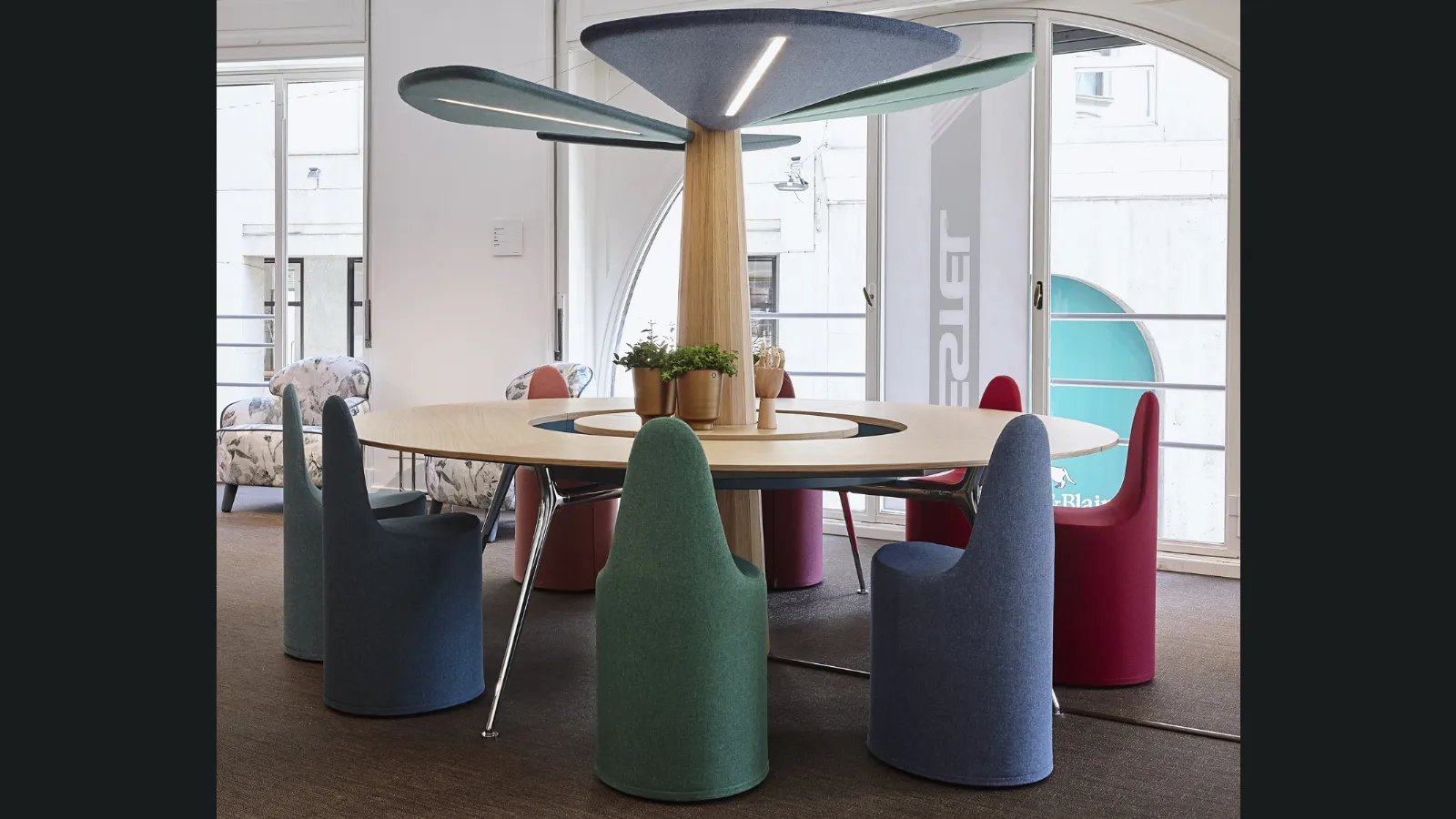 Sedia di design con schienale dalla forma ergonomica Landscape di Estel