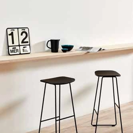 Sgabello in metallo agile e versatile con base a slitta Light di Estel