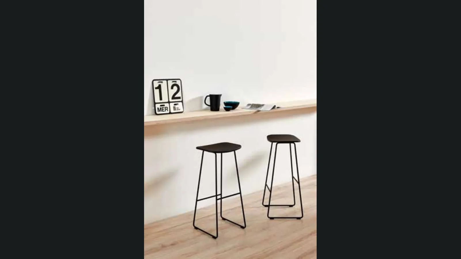 Sgabello in metallo agile e versatile con base a slitta Light di Estel