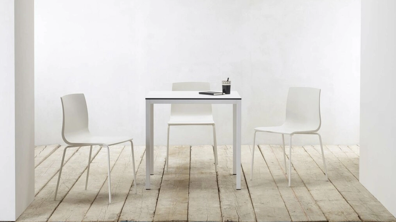 Sedia Lila in polipropilene con gambe in metallo di Sedie Brianza