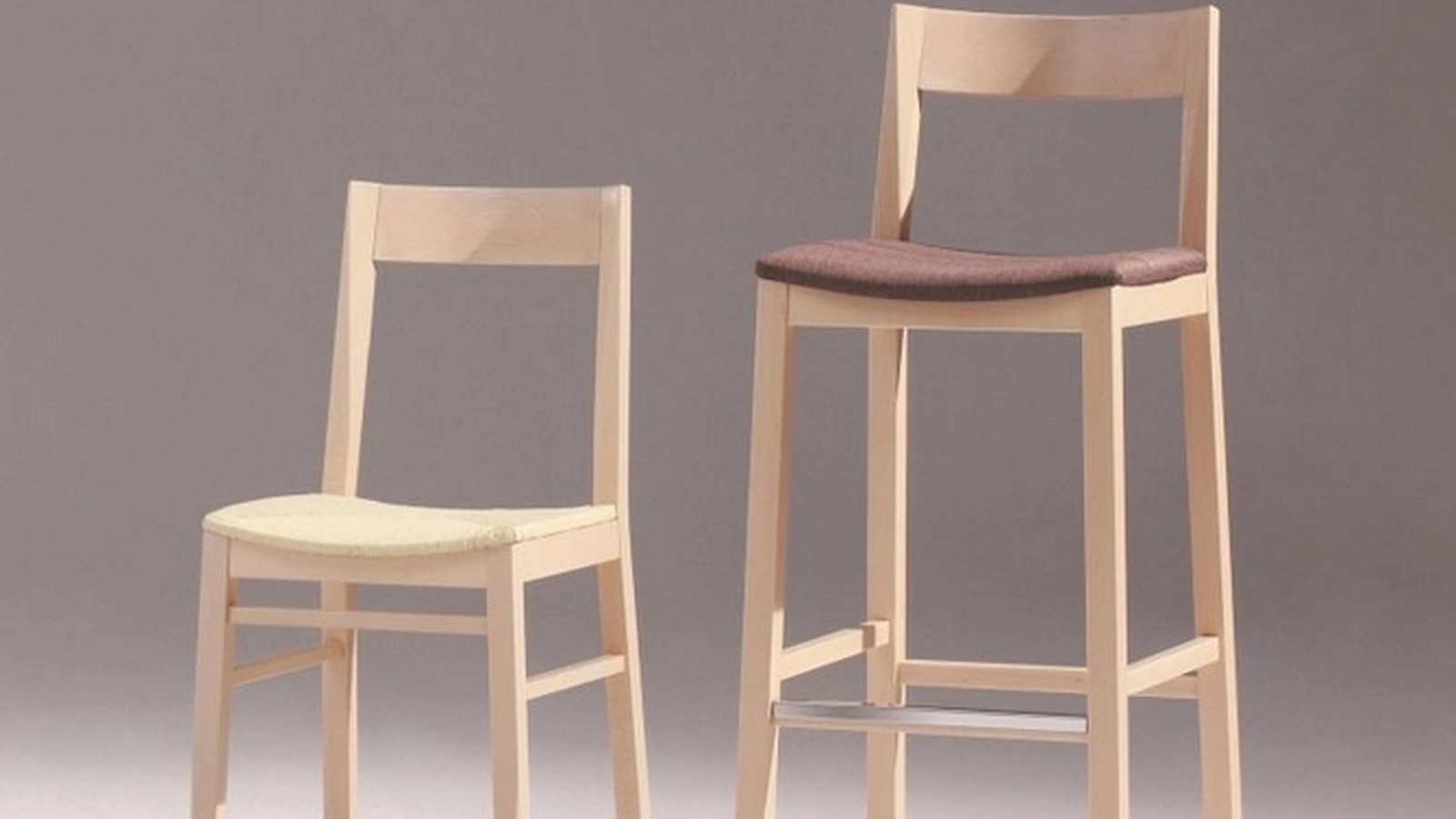 Sgabello Lisa SG in legno con seduta in tessuto di Sedie Brianza