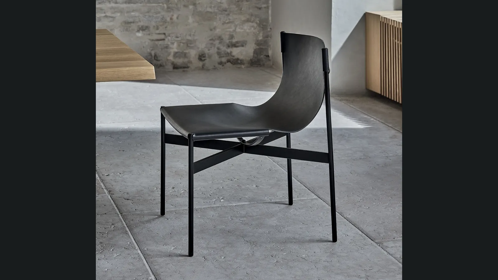 Sedia Lucrezia con struttura in acciaio laccato e monoscocca imbottita e rivestita in cuoio di Bontempi