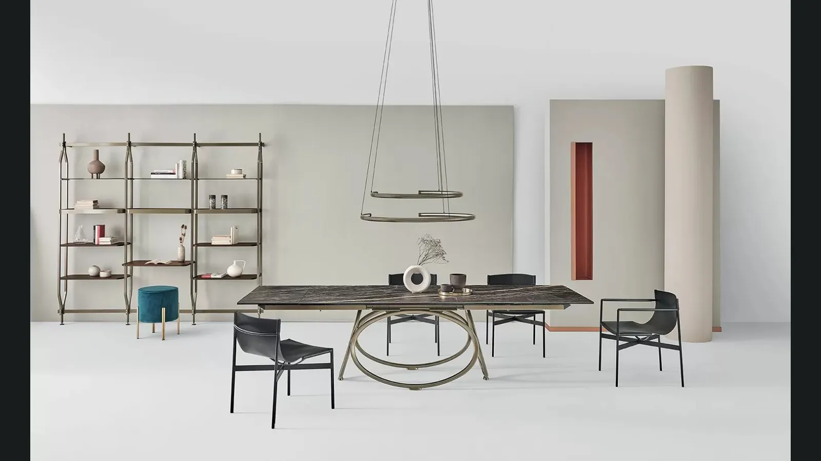 Sedia Lucrezia con o senza braccioli con struttura in acciaio laccato e monoscocca imbottita e rivestita in cuoio di Bontempi