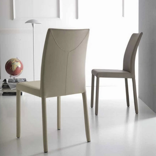 Sedia in ecopelle con schienale curvo Marlene di Sedie Brianza