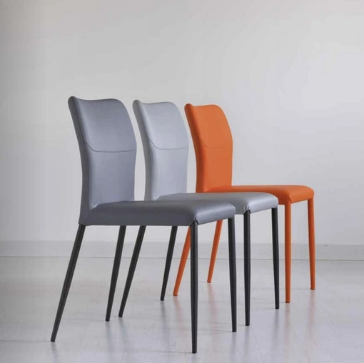 Sedia imbottita in ecopelle colorata Maryl di Sedie Brianza