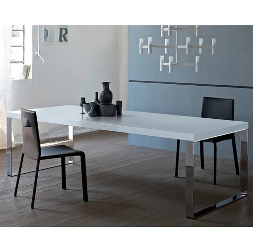 Sedia impilabile in cuoio dal design semplice ma raffinato di Estel