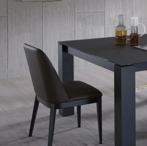 Sedia Naima in ecopelle con base in legno di Sedie Brianza