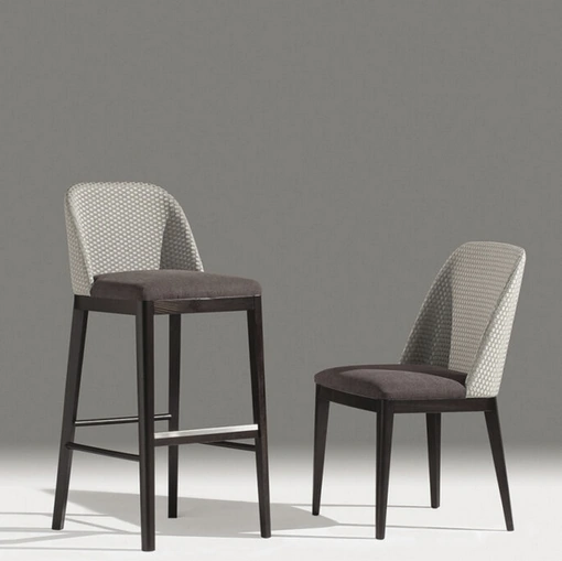 Sgabello Naima SG in tessuto imbottito con gambe in legno di Sedie Brianza