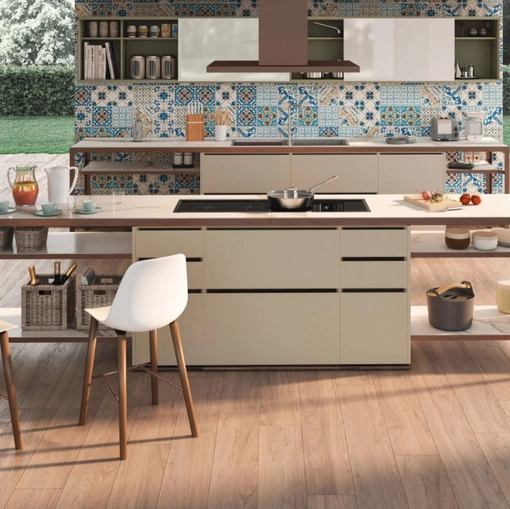 Sgabello moderno con seduta in polipropilene e gambe in legno Pola di Estel