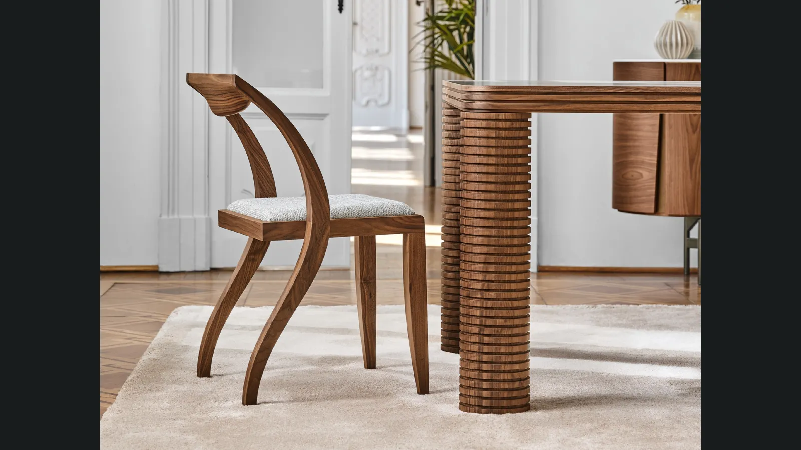 Sedia di design in legno massello con seduta imbottita e rivestita in tessuto Arlekin di Porada