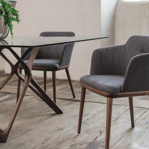 Sedia con braccioli Celine in tessuto e struttura in legno massello di Porada